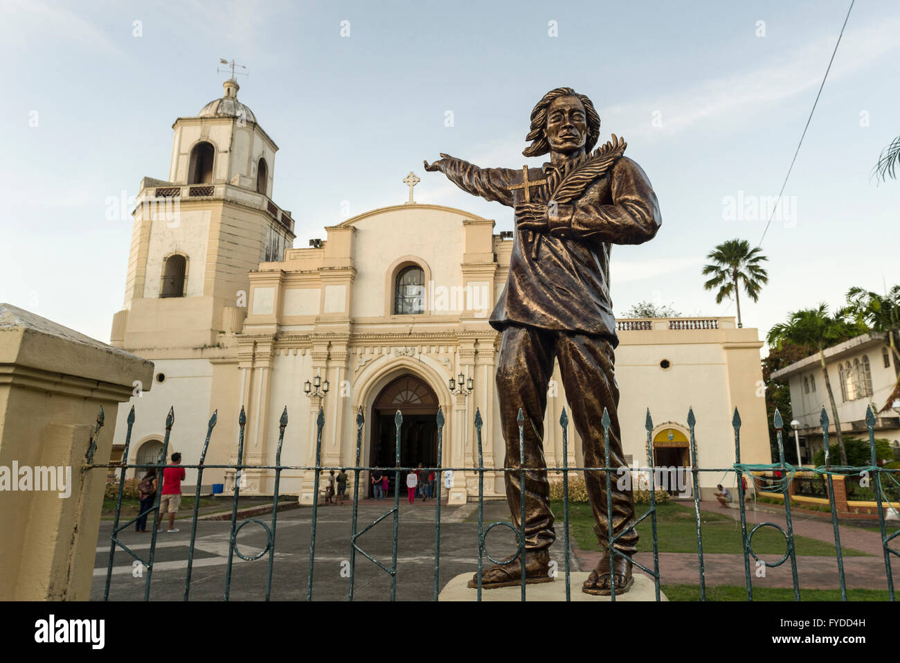 Iloilo, Philippinen - 13. Februar 2016. Historische Kirche in Iloilo Philippinen. Passanten und Skulptur zeigen die chur Stockfoto