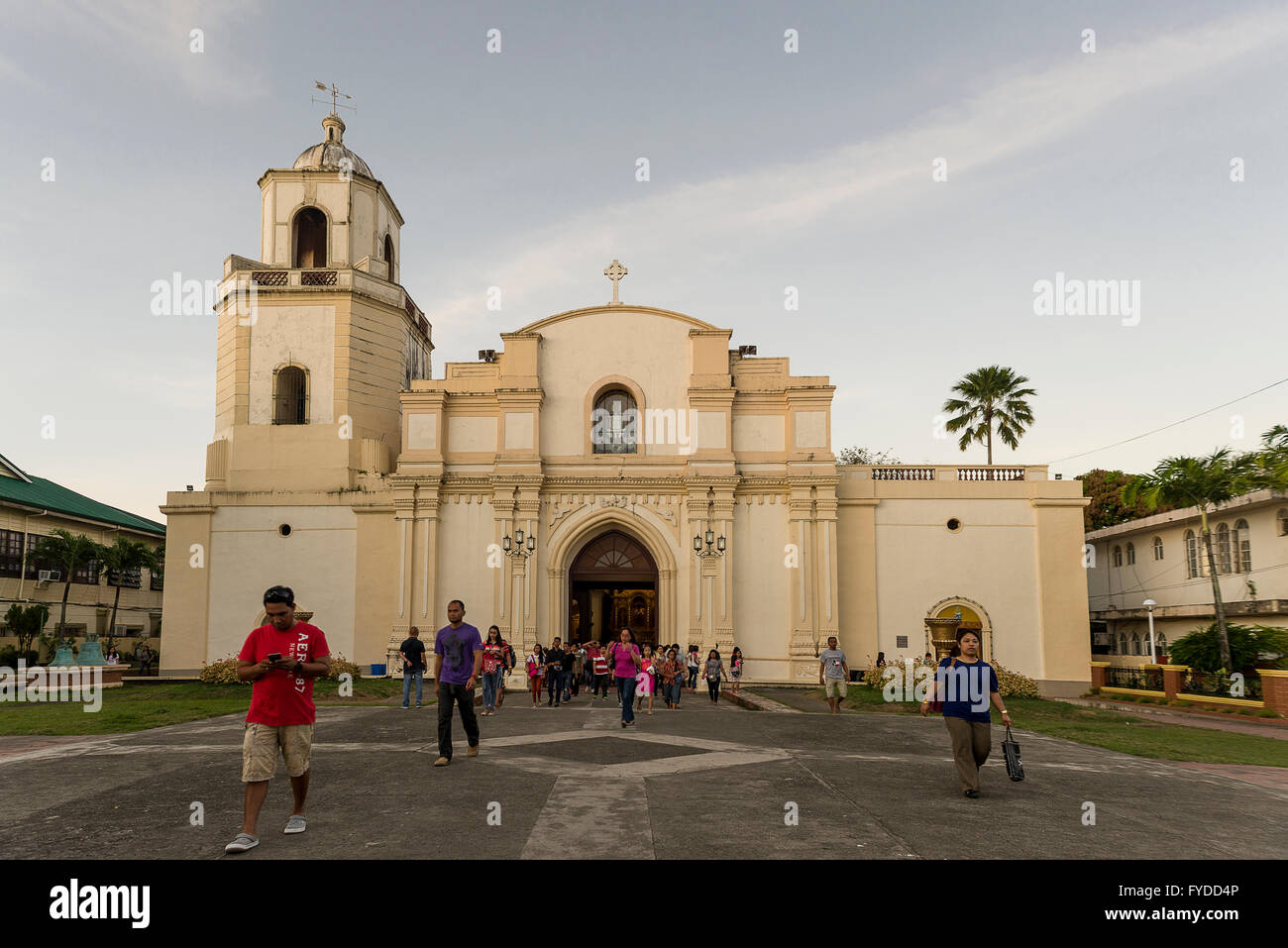 Iloilo, Philippinen - 13. Februar 2016. Historische Kirche in Iloilo Philippinen. Menschen zu Fuß. Stockfoto
