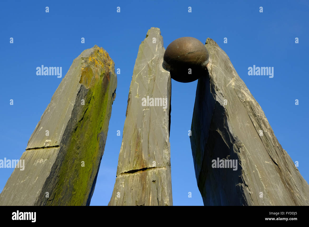 Stein-Skulptur am Cricketplatz Milton Keynes, Buckinghamshire, Großbritannien Stockfoto