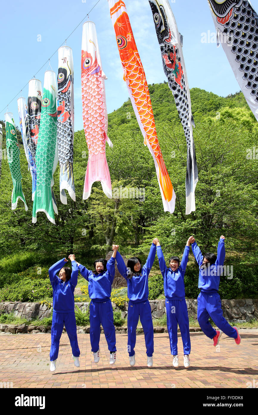 Ausflug von einem japanischen Schulmädchen, posieren sie angenehme und lustige hintereinander im Fudonotaki-Park, Kagawa, Japan. Stockfoto