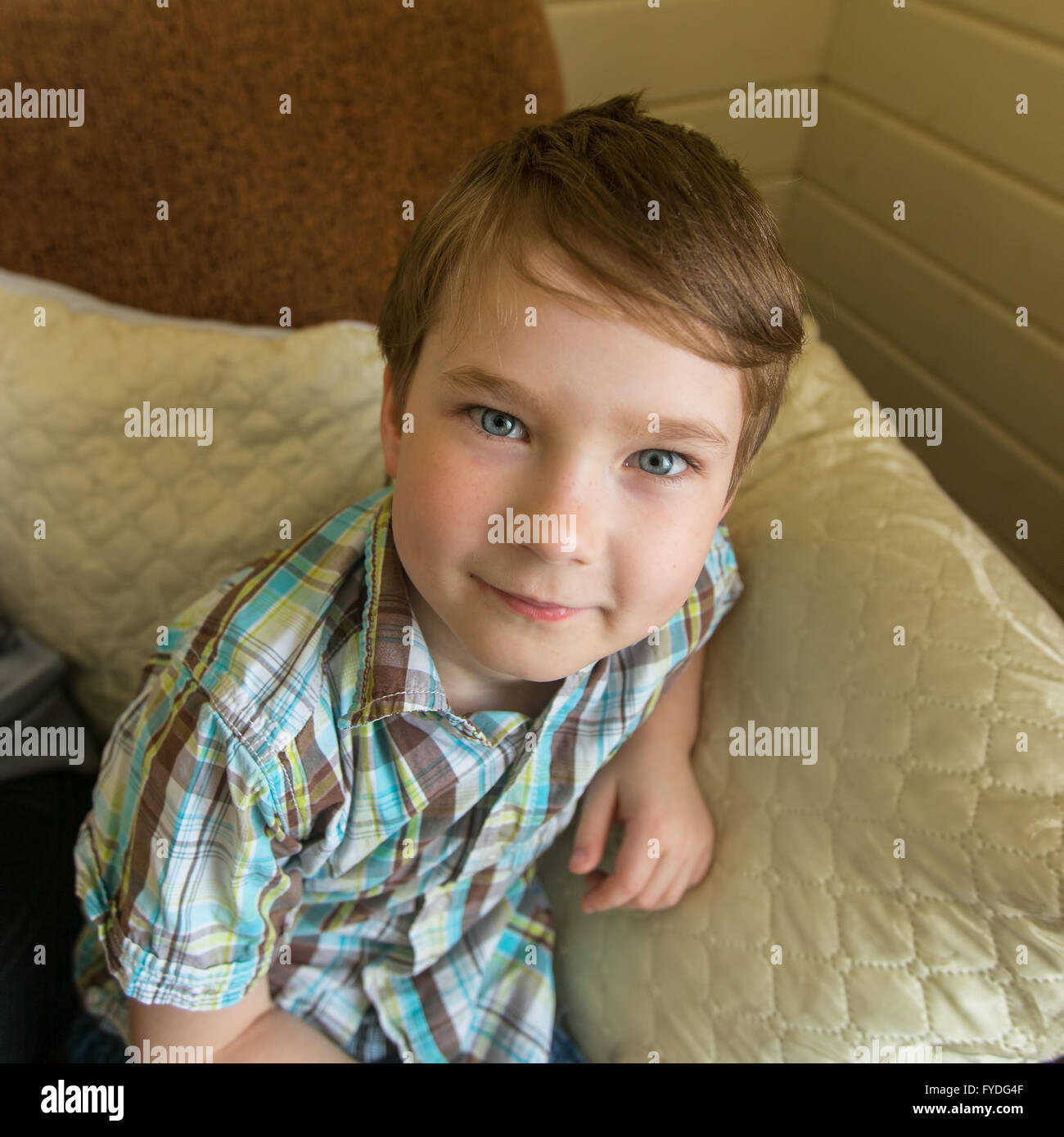 Fröhlich Porträt eines kleinen Jungen in die Kamera schaut. Stockfoto