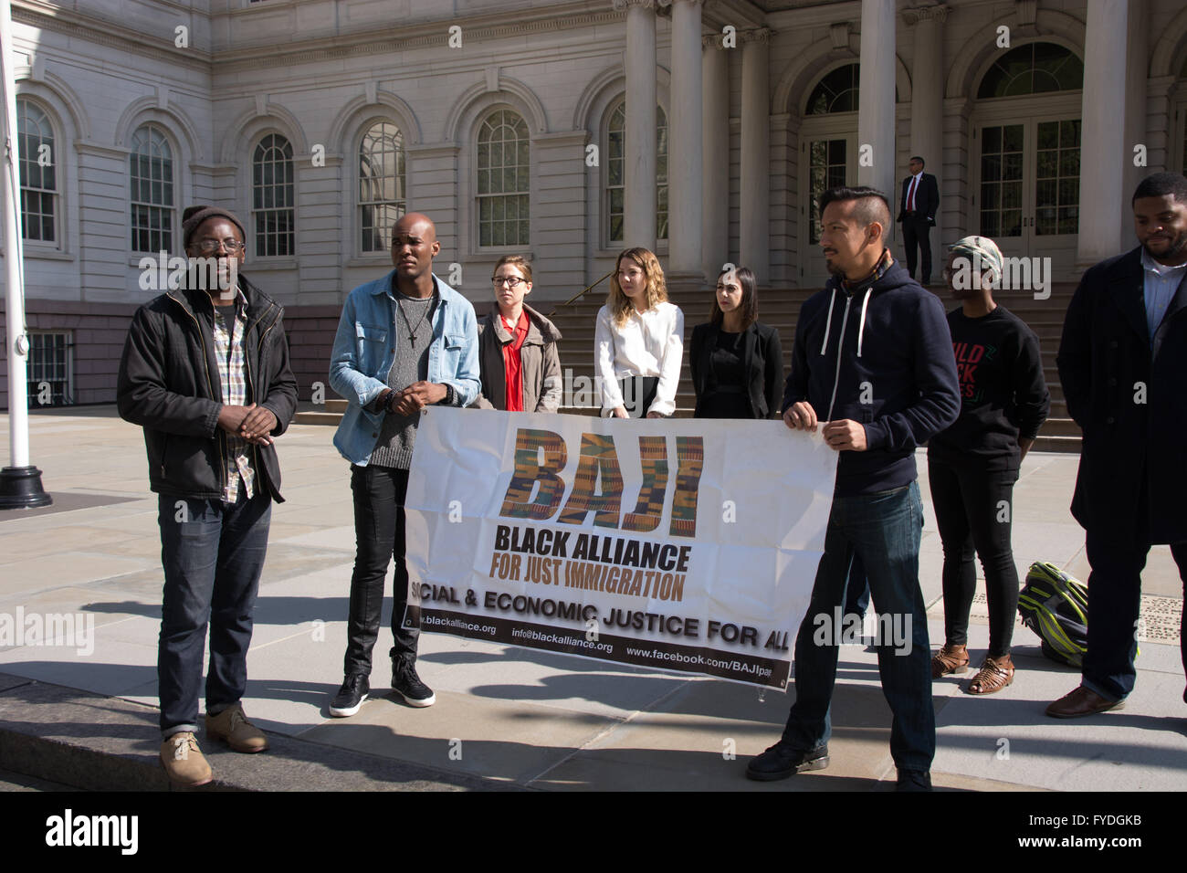 New York, USA. 25. April 2016. Soziale Gerechtigkeit Aktivisten und Unterstützer von David Felix Kundgebung vor dem Rathaus. Mitglieder der Anti-Polizei-Brutalität Sicherheit über Polizeiarbeit Koalition fordert Anklage gegen zwei NYPD Detektiven gebracht werden, die Ende 2014 haitianische Einwanderer David Felix in seinem Haus getötet. Felix, der kämpfte mit Obdachlosigkeit und verbrachte zwei Jahre in Haft Einwanderer hatte, starb in eine unterstützende Wohnanlage in New York City. Bildnachweis: M. Stan Reaves/Alamy Live-Nachrichten Stockfoto