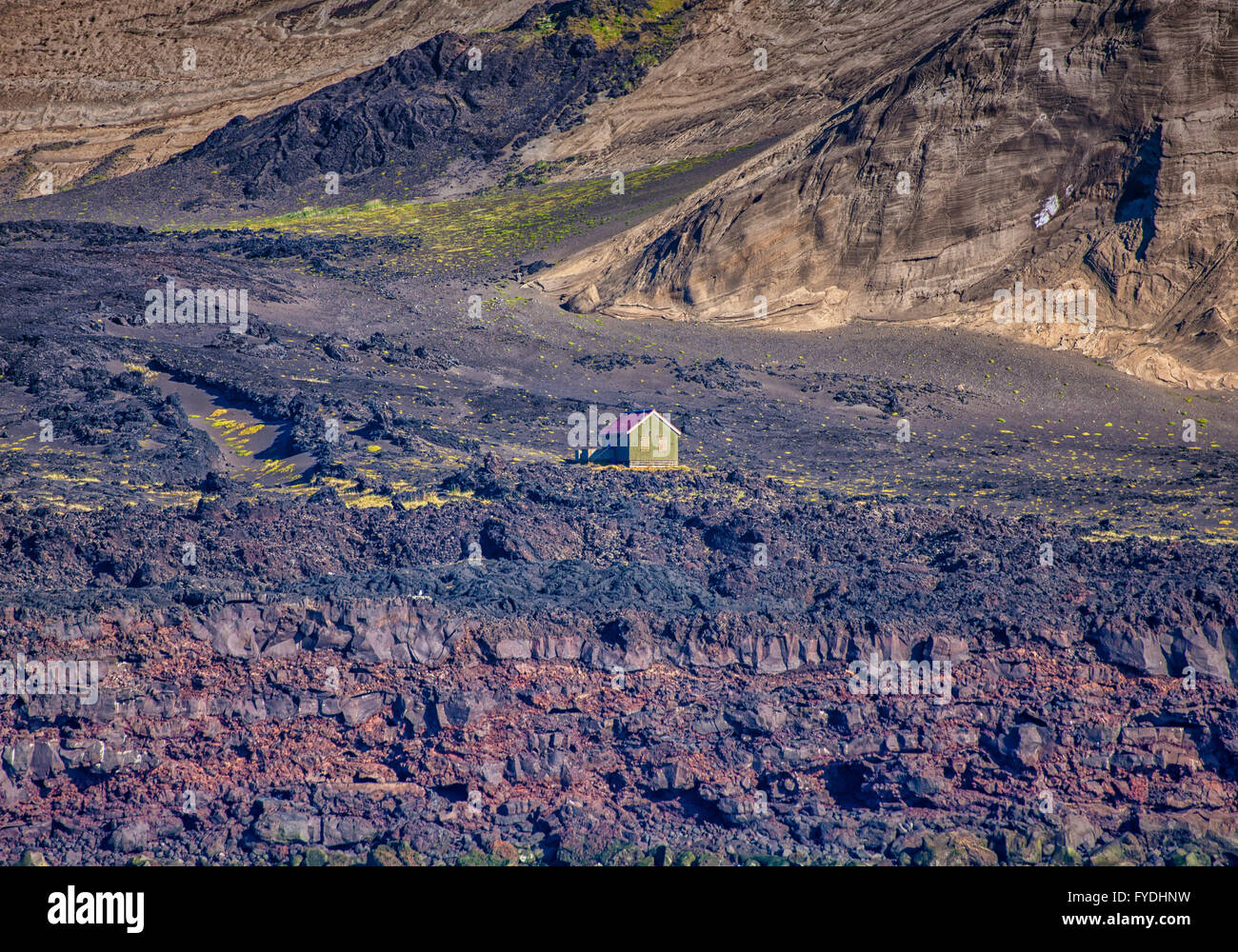 3. August 2015 - Island ist Heimat einiger der weltweit aktivsten Vulkane. Surtsey Insel, ein Vulkanausbruch von November 1963 bis Juni 1967 gegründet ist der Inselgruppe Vestmannaeyjar (Westmännerinseln), 32 km (20 Meilen) vor der südlichen Küste von Island. Benannt nach dem Feuergott Sutr aus der nordischen Mythologie, ist es auf der Weltkulturerbeliste der UNESCO. Obwohl menschliche Besuche beschränken sich auf die wissenschaftlichen Beobachtung schließen (eine Feld Hütte für Wissenschaftler ist sichtbar) ist Surtsey eine bevorzugte Segel-rund um Sightseeing Aktivität geworden. Island ist ein beliebtes Touristenziel und Tourismus hat sich zu einem growin Stockfoto