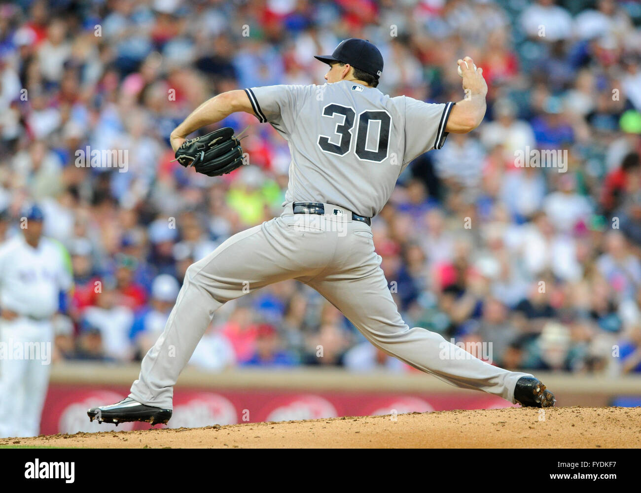 Arlington, Texas, USA. 25. April 2016. New York Yankees Start Krug Nathan Eovaldi #30 eine keine Hitter in den 7. Inning bei einem MLB-Spiel zwischen den New York Yankees und die Texas Rangers an Globe Life Park in Arlington, TX New York nahm besiegt Texas 3-1. Bildnachweis: Cal Sport Media/Alamy Live-Nachrichten Stockfoto