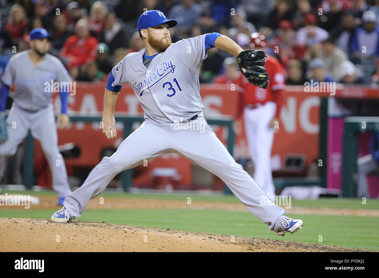 Anaheim, Kalifornien, USA. 25. April 2016. Kansas City Royals ab Krug Ian Kennedy #31 macht den Start für die Royals im Spiel zwischen den Kansas City Royals und die Los Angeles Angels of Anaheim, Angel Stadium in Anaheim, CA. Credit: Cal Sport Media/Alamy Live News Stockfoto