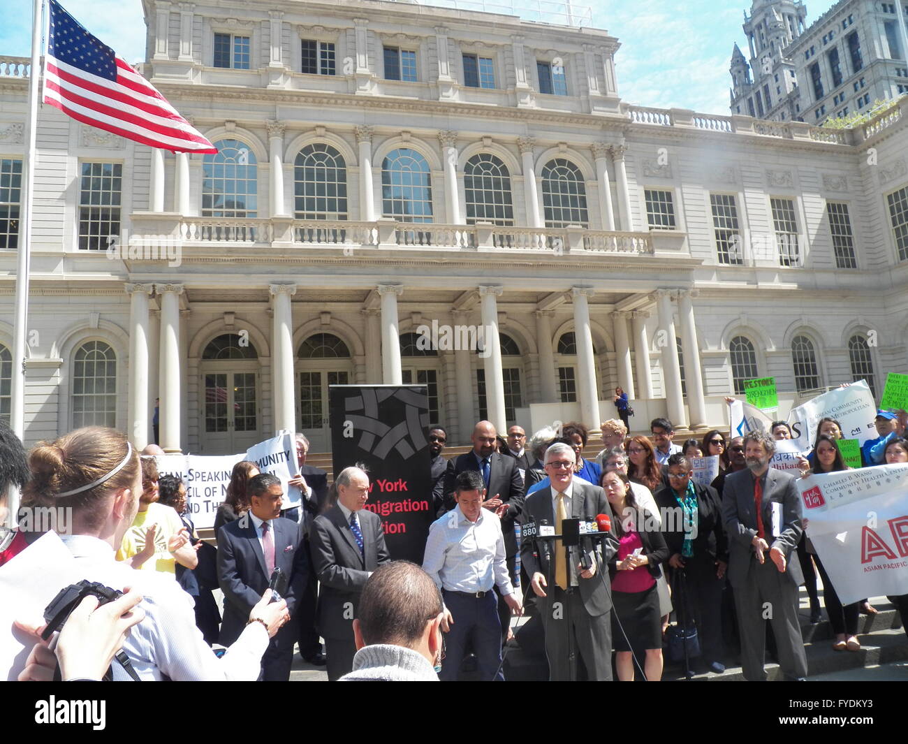 New York, USA. 25. April 2016. Wähler Rechte und Wähler Unterdrückung Gruppen zusammen mit New York State Assembly Mitgliedern besucht eine Kundgebung in NY City Hall heute als Reaktion auf den laufenden Fragen im Zusammenhang mit der Vorstandswahlen und Wähler Spülung Recht vor und während der jüngsten primäre im Staat New York. De Blasio hat angeboten Vorstandswahlen $ 20 Millionen heute auch an Reformen, die Incentive Finanzierung zur Verfügung, um die Stadt Vorstandswahlen konnte verwendet werden, wenn die Agentur stimmt zu der Reihe von Reformen umsetzen von Mayor de Blasio vorgeschlagen. Bildnachweis: Pazifische Presse/Alamy Live-Nachrichten Stockfoto