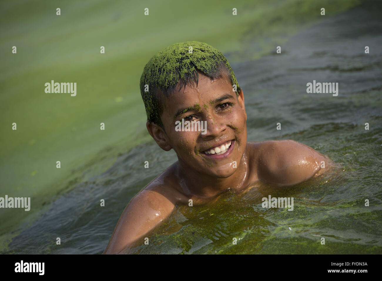 (160426)--KATHMANDU, 26. April 2016 (Xinhua)--ein Junge seine Zeit genießen in einem See am Stadtrand von Kathmandu, Hauptstadt von Nepal, 23. April 2016. (Xinhua/Cheong Kam Ka) Stockfoto