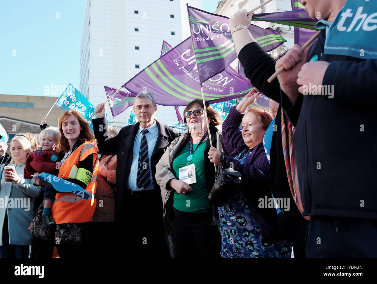 Brighton, UK. 26. April 2016. Dave Prentis General Secretary von Unison schließt sich Demonstranten und Ärzte außerhalb der Royal Sussex County Hospital in Brighton heute Morgen am ersten Morgen die Ärzte streiken alle aus für zwei Tage in England Credit: Simon Dack/Alamy Live News Stockfoto