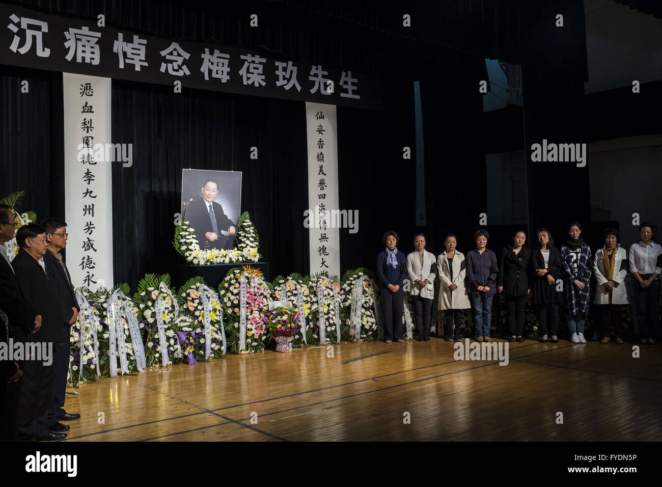 Peking, China. 26. April 2016. Mei Baojiu, ein Meister der Pekingoper und auch Sohn des weltbekannten Oper Meistere Mei Lanfang (1894 – 1961), starb am 25. April im Alter von 82 in Peking. Eine Trauerfeier gilt für Mei Baojiu in Beijing Peking Oper Theater. © Jiwei Han/ZUMA Draht/Alamy Live-Nachrichten Stockfoto