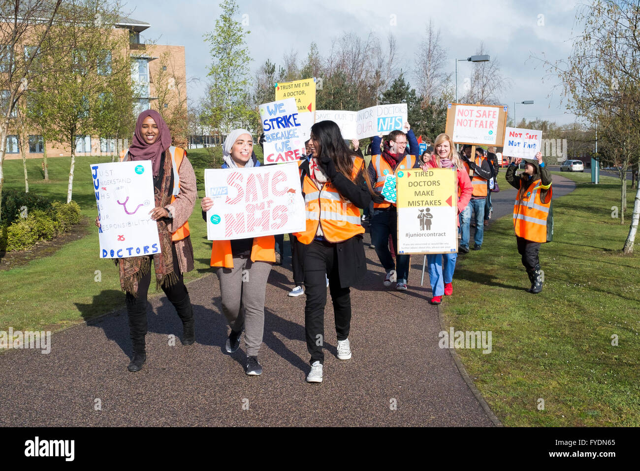 Norwich, Norfolk, Großbritannien. 26. April 2016. Junior-Ärzte zum Jahresbeginn zwei Streik über Löhne und Arbeitsbedingungen an der Norfolk und Norwich University Hospital in Norfolk. Bildnachweis: Jason Bye/Alamy Live-Nachrichten Stockfoto