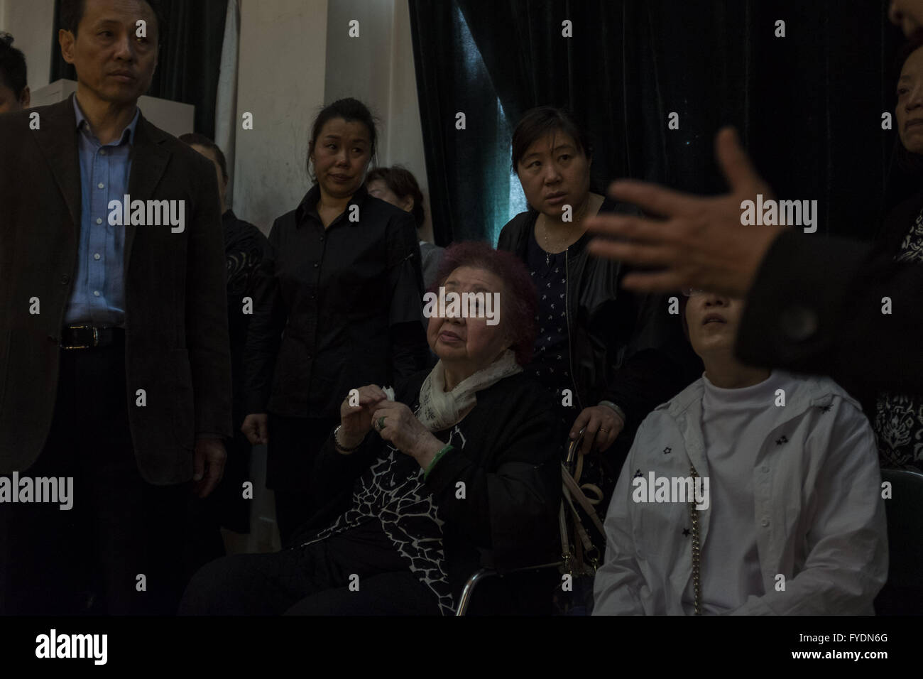 Peking, China. 26. April 2016. Mei Baojiu, ein Meister der Pekingoper und auch Sohn des weltbekannten Oper Meistere Mei Lanfang (1894 – 1961), starb am 25. April im Alter von 82 in Peking. Eine Trauerfeier gilt für Mei Baojiu in Beijing Peking Oper Theater. © Jiwei Han/ZUMA Draht/Alamy Live-Nachrichten Stockfoto