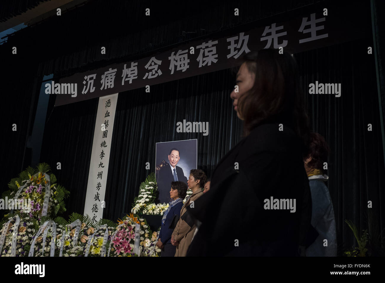Peking, China. 26. April 2016. Mei Baojiu, ein Meister der Pekingoper und auch Sohn des weltbekannten Oper Meistere Mei Lanfang (1894 – 1961), starb am 25. April im Alter von 82 in Peking. Eine Trauerfeier gilt für Mei Baojiu in Beijing Peking Oper Theater. © Jiwei Han/ZUMA Draht/Alamy Live-Nachrichten Stockfoto