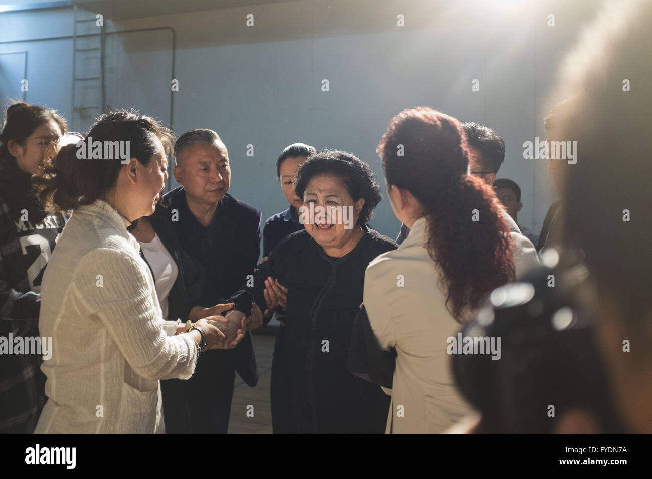 Peking, China. 26. April 2016. Mei Baojiu, ein Meister der Pekingoper und auch Sohn des weltbekannten Oper Meistere Mei Lanfang (1894 – 1961), starb am 25. April im Alter von 82 in Peking. Eine Trauerfeier gilt für Mei Baojiu in Beijing Peking Oper Theater. © Jiwei Han/ZUMA Draht/Alamy Live-Nachrichten Stockfoto
