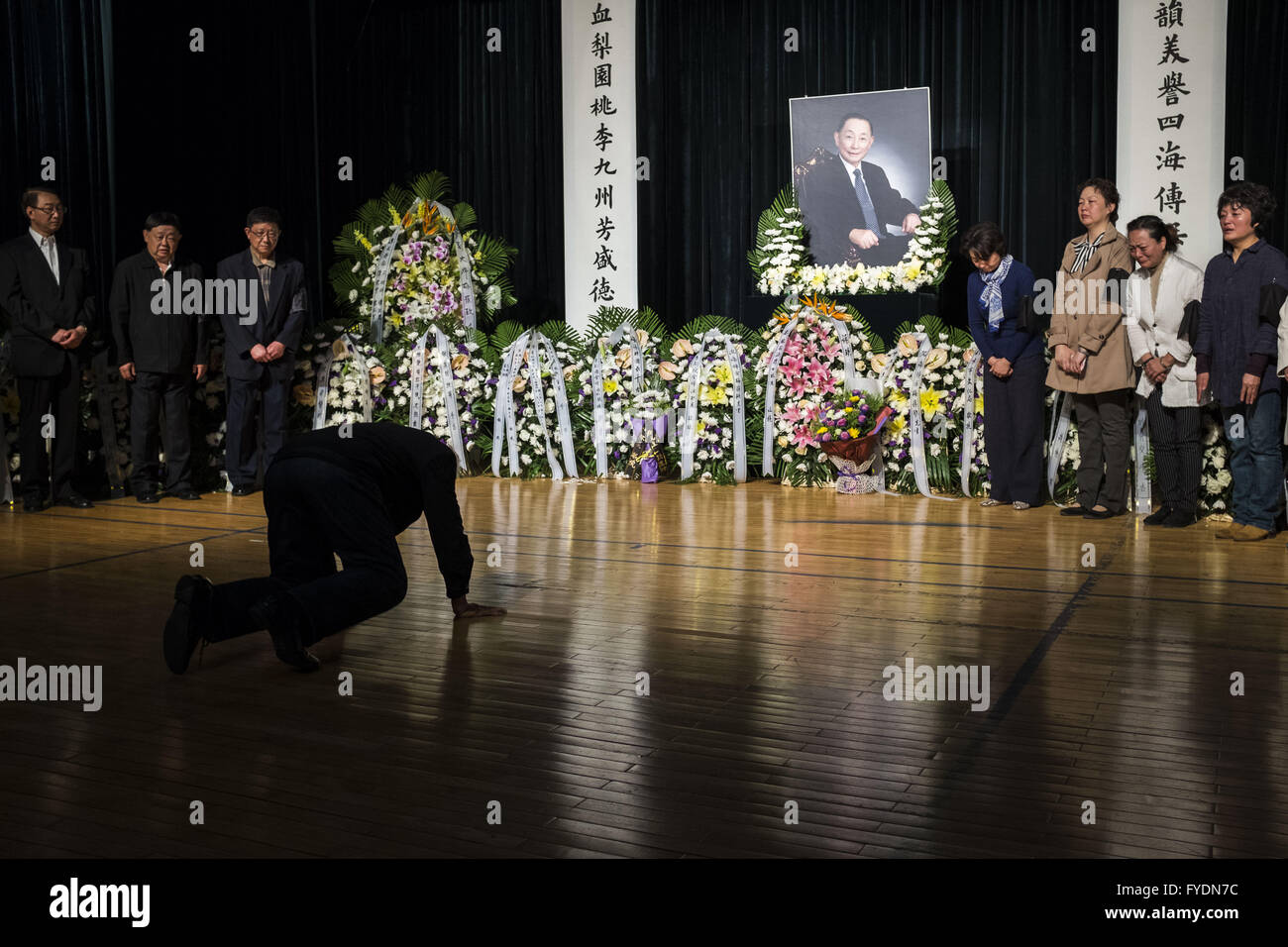 Peking, China. 26. April 2016. Mei Baojiu, ein Meister der Pekingoper und auch Sohn des weltbekannten Oper Meistere Mei Lanfang (1894 – 1961), starb am 25. April im Alter von 82 in Peking. Eine Trauerfeier gilt für Mei Baojiu in Beijing Peking Oper Theater. © Jiwei Han/ZUMA Draht/Alamy Live-Nachrichten Stockfoto