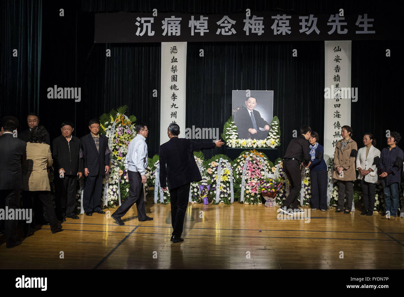 Peking, China. 26. April 2016. Mei Baojiu, ein Meister der Pekingoper und auch Sohn des weltbekannten Oper Meistere Mei Lanfang (1894 – 1961), starb am 25. April im Alter von 82 in Peking. Eine Trauerfeier gilt für Mei Baojiu in Beijing Peking Oper Theater. © Jiwei Han/ZUMA Draht/Alamy Live-Nachrichten Stockfoto