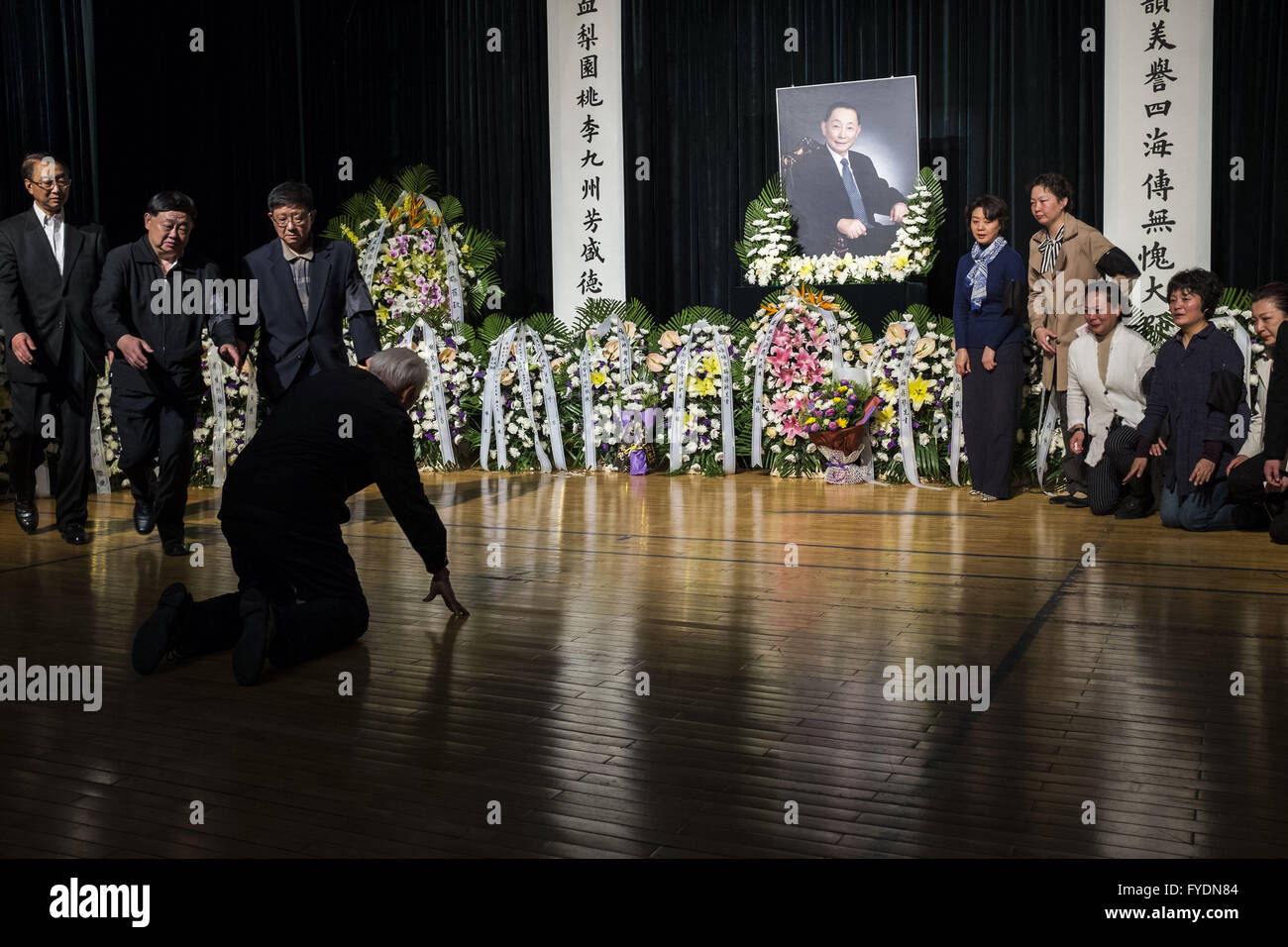 Peking, China. 26. April 2016. Mei Baojiu, ein Meister der Pekingoper und auch Sohn des weltbekannten Oper Meistere Mei Lanfang (1894 – 1961), starb am 25. April im Alter von 82 in Peking. Eine Trauerfeier gilt für Mei Baojiu in Beijing Peking Oper Theater. © Jiwei Han/ZUMA Draht/Alamy Live-Nachrichten Stockfoto