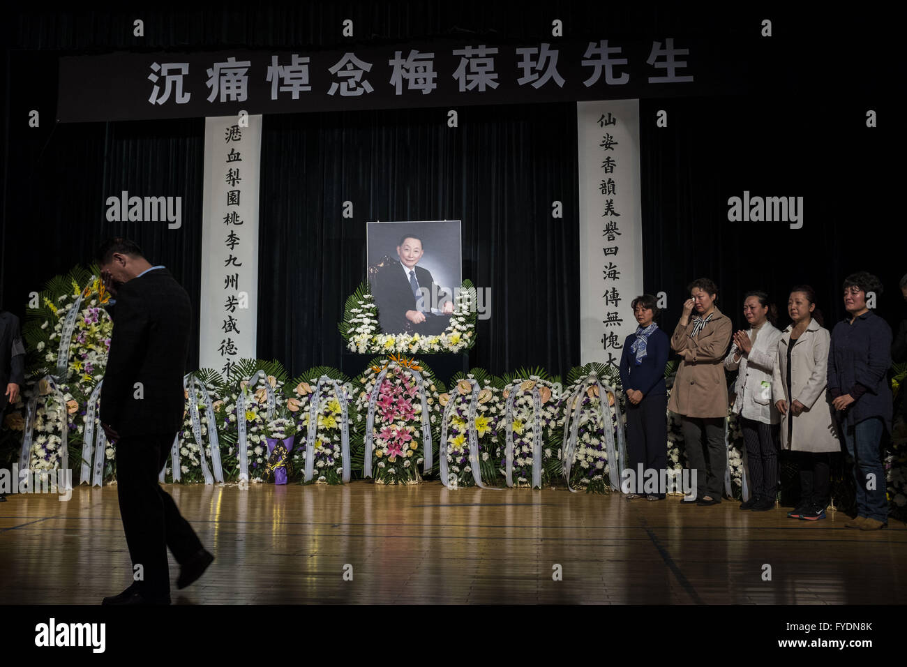 Peking, China. 26. April 2016. Mei Baojiu, ein Meister der Pekingoper und auch Sohn des weltbekannten Oper Meistere Mei Lanfang (1894 – 1961), starb am 25. April im Alter von 82 in Peking. Eine Trauerfeier gilt für Mei Baojiu in Beijing Peking Oper Theater. © Jiwei Han/ZUMA Draht/Alamy Live-Nachrichten Stockfoto