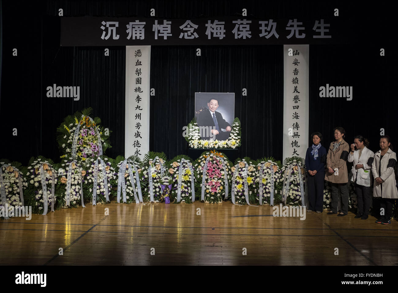 Peking, China. 26. April 2016. Mei Baojiu, ein Meister der Pekingoper und auch Sohn des weltbekannten Oper Meistere Mei Lanfang (1894 – 1961), starb am 25. April im Alter von 82 in Peking. Eine Trauerfeier gilt für Mei Baojiu in Beijing Peking Oper Theater. © Jiwei Han/ZUMA Draht/Alamy Live-Nachrichten Stockfoto