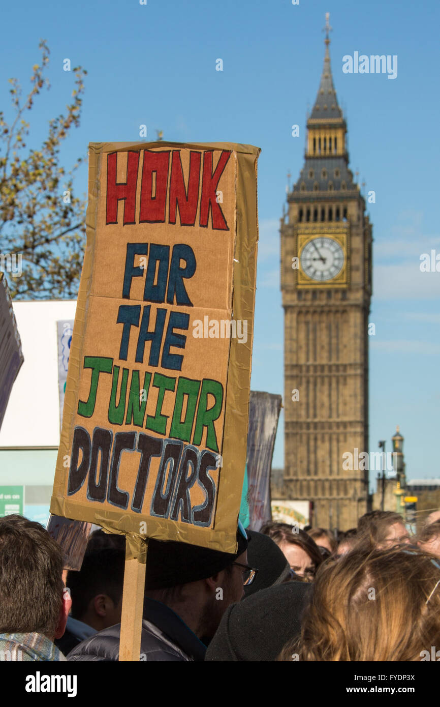 London, UK. 26. April 2016. Junior-Ärzte am St.Thomas' Hospital in London die Teilnahme an dem ersten jemals alle aus landesweiten Streik gegen die Einführung der neuen Verträge durch die Regierung. Bildnachweis: David Rowe/Alamy Live-Nachrichten Stockfoto