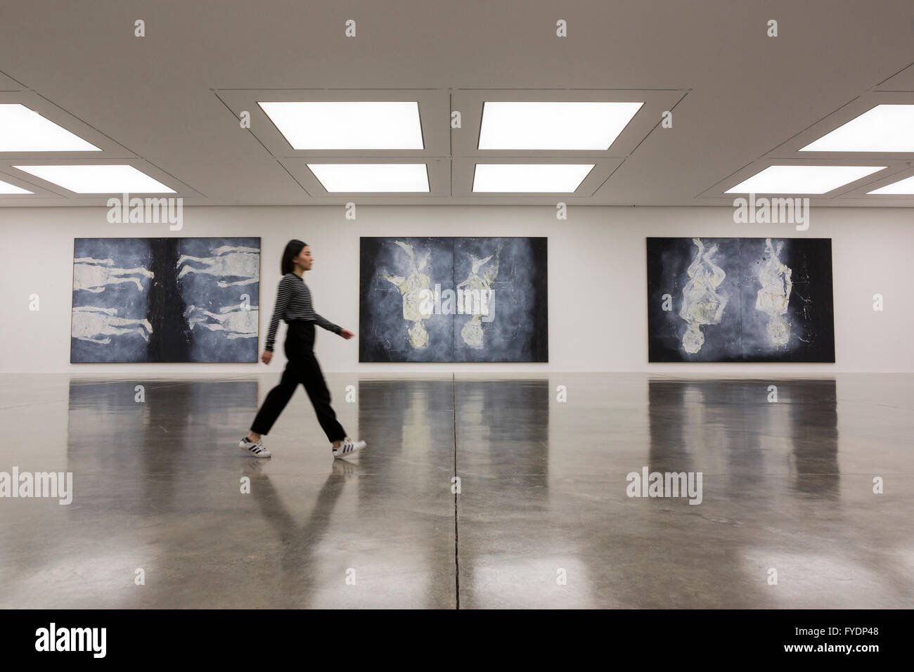 London, UK. 26. April 2016. Ein White Cube Mitarbeiter geht vorbei an den Ölbildern Oh Gott, Ma Tutto Occupato (Ach Herrje, Ma Tutto Occupato), 2016, dystopischen Glocken (Dystopische Glocken), 2015 und dystopischen paar (Dystopisches Paar), 2015. White Cube Bermondsey präsentieren Wir Fahren aus, wir sind Weg, eine große Ausstellung der Werke des deutschen Künstlers Georg Baselitz, einschließlich neue großformatige Gemälde, Skulpturen und arbeiten auf Papier. Die Ausstellung läuft vom 27. April bis 3. Juli 2016, Eintritt ist frei. Bildnachweis: Ukartpics/Alamy Live-Nachrichten Stockfoto