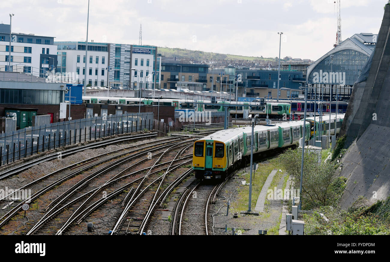 Brighton UK 26. April 2016 - ruhig auf der Linie, wie Mitglieder der RMT Union auf den Streikposten außerhalb Brighton Railway Station Linie heute, wie sie einen Streik über südlichen GTR Vorschlag einige Dirigenten von Zügen Kredit zu entfernen halten: Simon Dack/Alamy Live News Stockfoto