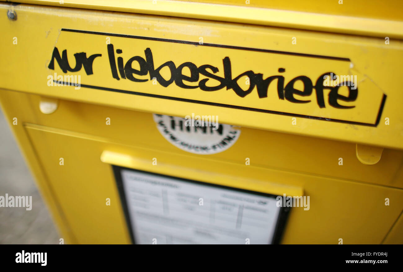 Ein Aufkleber, dass Sais "nur Brief an ein Postfach der Post in Leipzig (Sachsen), Deutschland, 25. April 2016 Liebe'. Foto: Jan Woitas/dpa Stockfoto