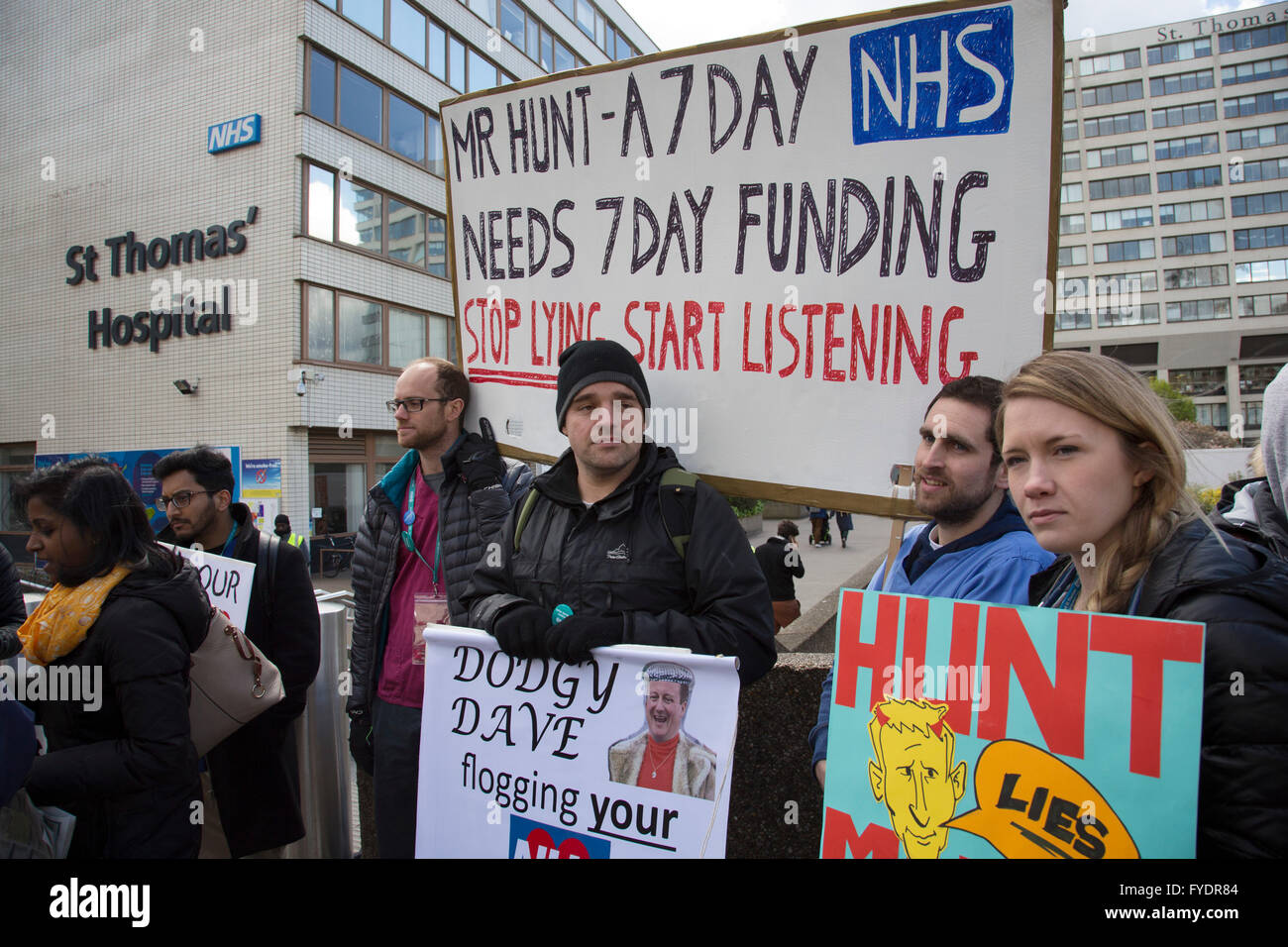 London, UK. 26. April 2016. NHS Junior Ärzte gehen auf allen Streik am St Thomas' Hospital, Westminster, in einem Rechtsstreit zwischen sich selbst und die BMA und die Regierung über die Einführung eines neuen Vertrags am 26. April 2016 in London, Vereinigtes Königreich. Dies ist das erste Mal, dass National Health Servicepersonal Notfallversorgung zurückgezogen haben, wie ihre Streit um Begriffe in diesem neuesten zweitägigen Streik geht weiter. Bildnachweis: Michael Kemp/Alamy Live-Nachrichten Stockfoto