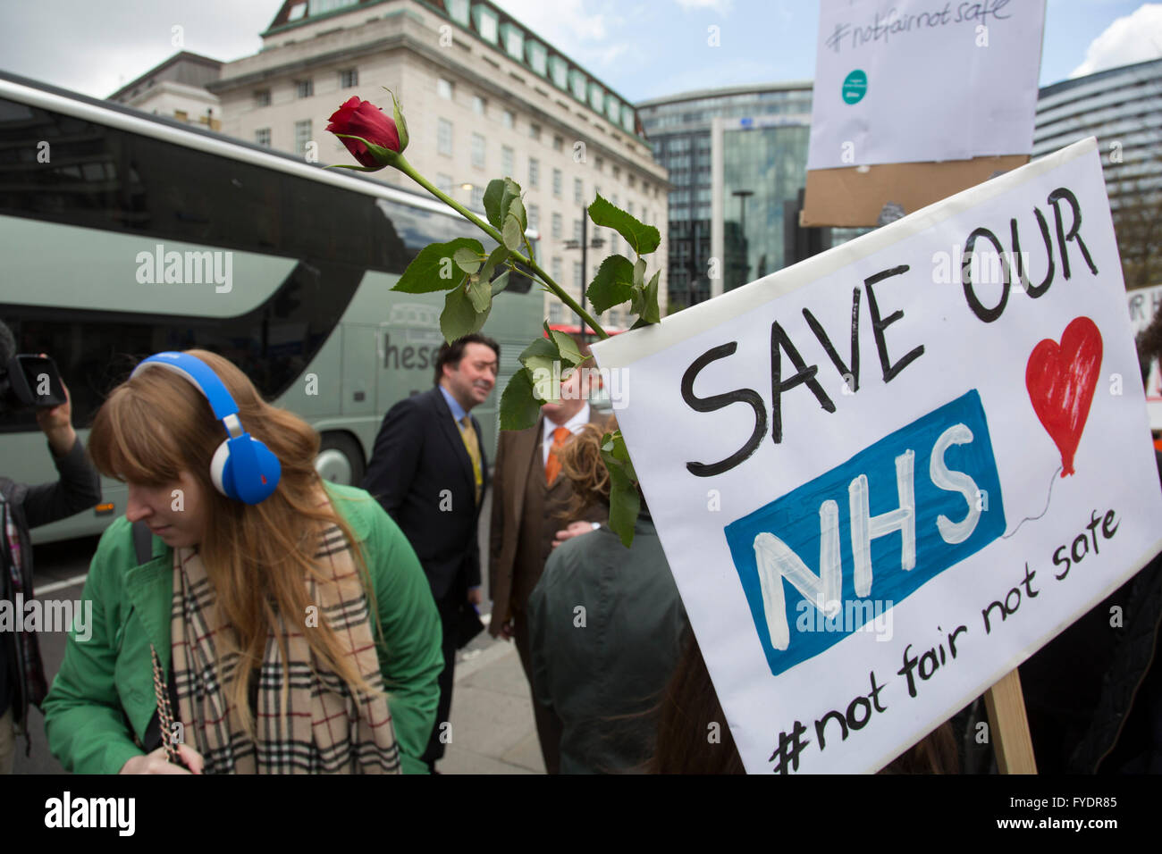 London, UK. 26. April 2016. NHS Junior Ärzte gehen auf allen Streik am St Thomas' Hospital, Westminster, in einem Rechtsstreit zwischen sich selbst und die BMA und die Regierung über die Einführung eines neuen Vertrags am 26. April 2016 in London, Vereinigtes Königreich. Dies ist das erste Mal, dass National Health Servicepersonal Notfallversorgung zurückgezogen haben, wie ihre Streit um Begriffe in diesem neuesten zweitägigen Streik geht weiter. Bildnachweis: Michael Kemp/Alamy Live-Nachrichten Stockfoto