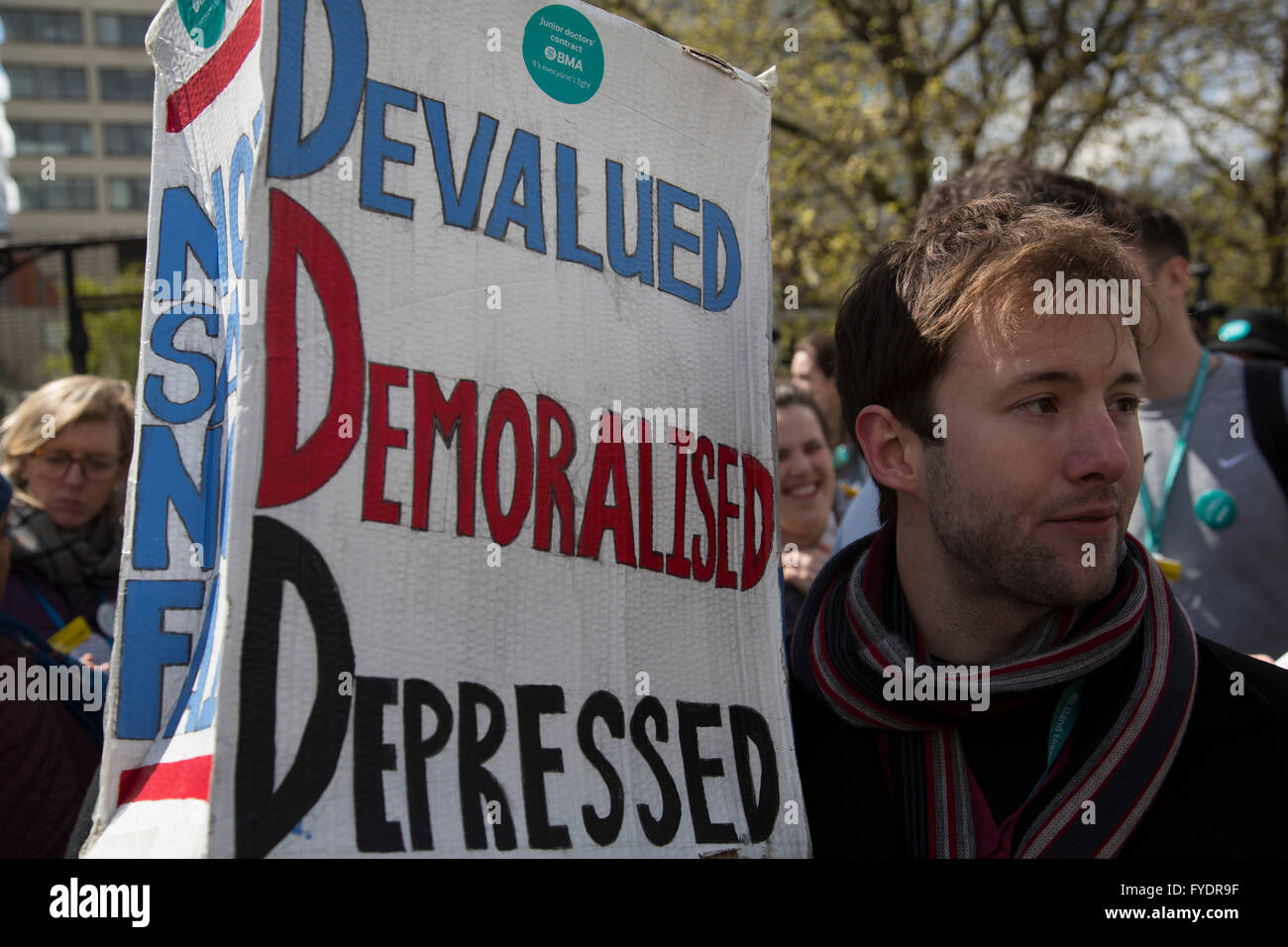 London, UK. 26. April 2016. NHS Junior Ärzte gehen auf allen Streik am St Thomas' Hospital, Westminster, in einem Rechtsstreit zwischen sich selbst und die BMA und die Regierung über die Einführung eines neuen Vertrags am 26. April 2016 in London, Vereinigtes Königreich. Dies ist das erste Mal, dass National Health Servicepersonal Notfallversorgung zurückgezogen haben, wie ihre Streit um Begriffe in diesem neuesten zweitägigen Streik geht weiter. Bildnachweis: Michael Kemp/Alamy Live-Nachrichten Stockfoto