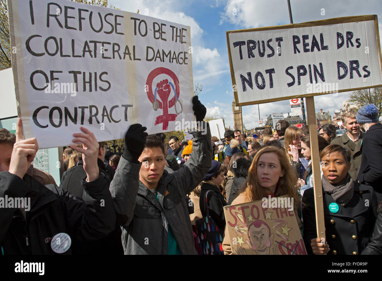 London, UK. 26. April 2016. NHS Junior Ärzte gehen auf allen Streik am St Thomas' Hospital, Westminster, in einem Rechtsstreit zwischen sich selbst und die BMA und die Regierung über die Einführung eines neuen Vertrags am 26. April 2016 in London, Vereinigtes Königreich. Dies ist das erste Mal, dass National Health Servicepersonal Notfallversorgung zurückgezogen haben, wie ihre Streit um Begriffe in diesem neuesten zweitägigen Streik geht weiter. Bildnachweis: Michael Kemp/Alamy Live-Nachrichten Stockfoto