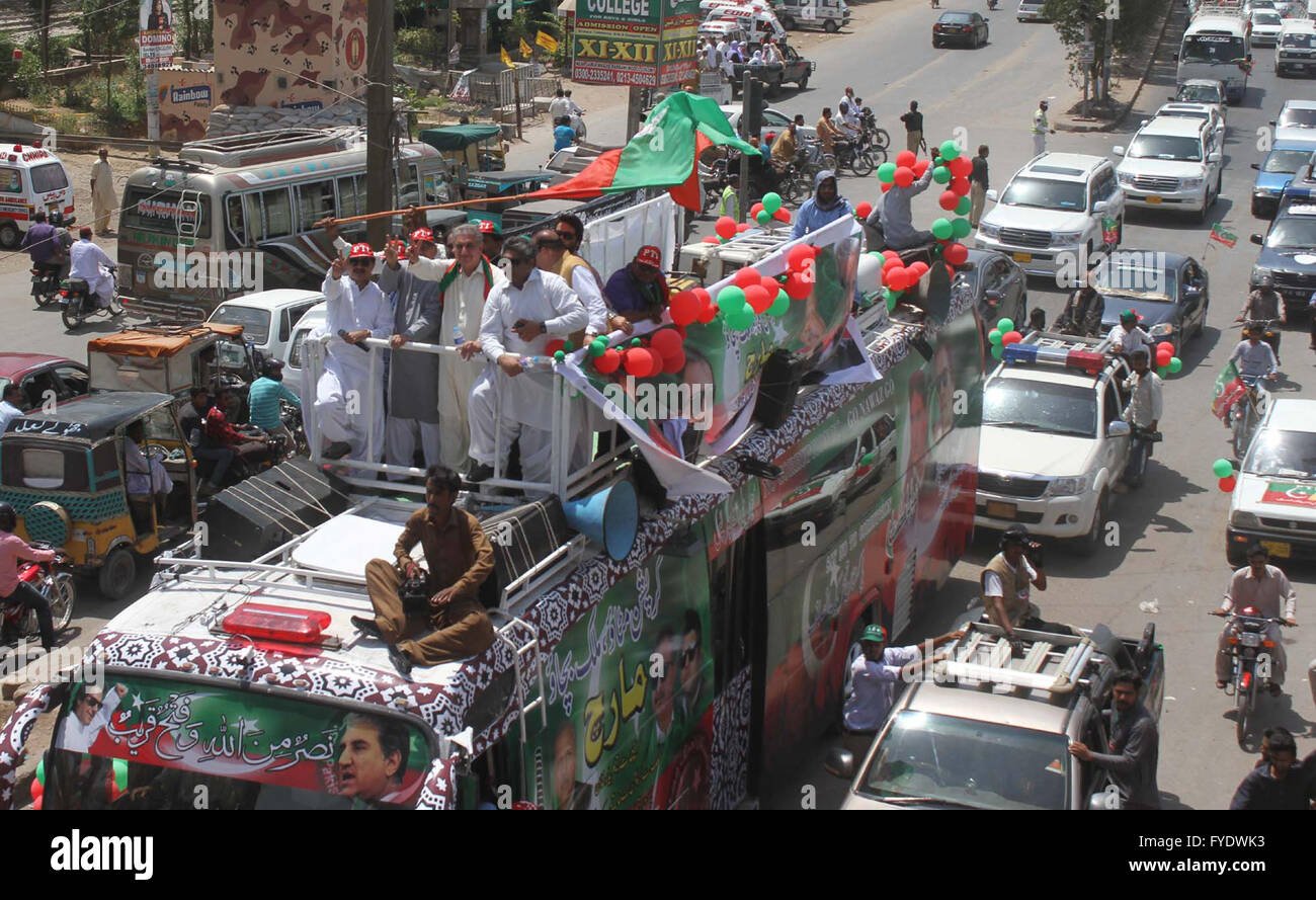 Aktivisten der Tehreek-e-Insaf halten Rallye gegen Korruption, unter der Leitung von Shah Mehmood Qureshi vorbei über die Straße in der Nähe Malir in Karachi auf Dienstag, 26. April 2016. Stockfoto