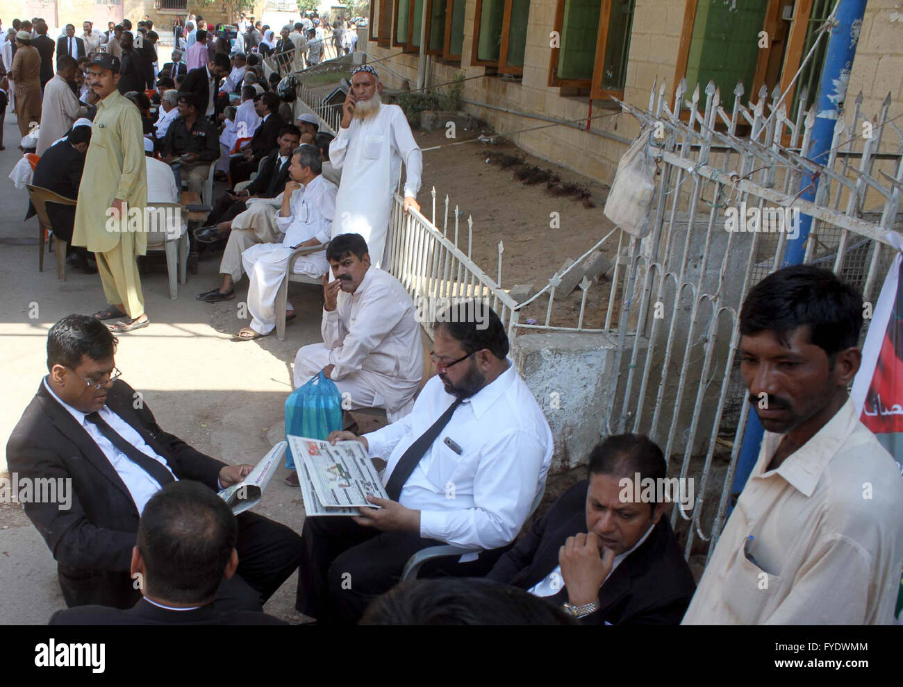 Anwälte sind in Gruppe chatten und Zeitung zu lesen, wie sie in den Streik, am Stadtgericht in Karachi auf Dienstag, 26. April 2016 sind beschäftigt. Stockfoto