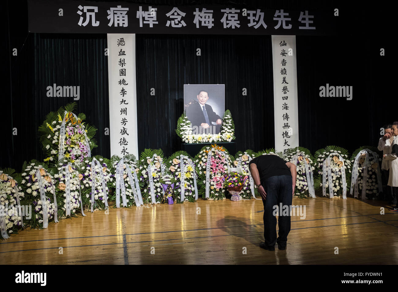 Peking, China. 26. April 2016. Mei Baojiu, ein Meister der Pekingoper und auch Sohn des weltbekannten Oper Meistere Mei Lanfang (1894 – 1961), starb am 25. April im Alter von 82 in Peking. Mei Baojiu an der Beijing Peking Oper Theater fand ein Gedenkgottesdienst statt. © Jiwei Han/ZUMA Draht/Alamy Live-Nachrichten Stockfoto