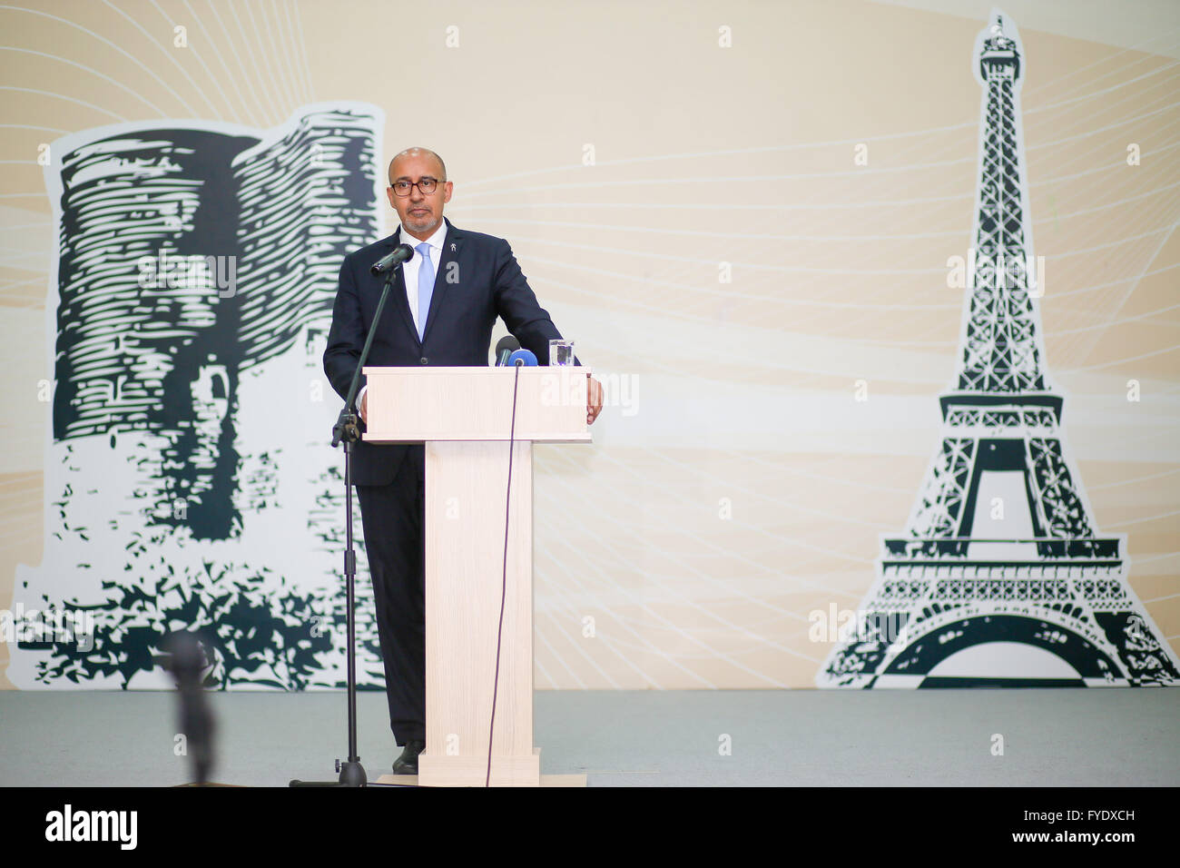 Baku, Aserbaidschan. 26. April 2016. Französische Staatssekretär für europäische Angelegenheiten Harlem Désir spricht mit den Medien im Rahmen einer Pressekonferenz. © Aziz Karimow/Pacific Press/Alamy Live-Nachrichten Stockfoto