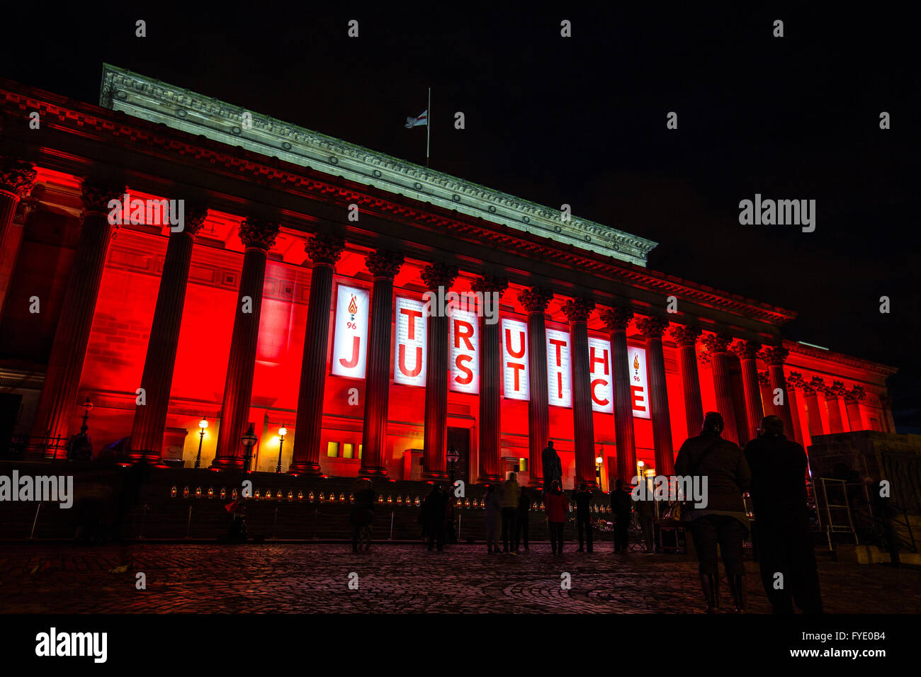 Liverpool, Vereinigtes Königreich. 26. April 2016. St.-Georgs Halle in Liverpool erstrahlt in rot mit einem Banner, das liest "Wahrheit. Justiz. "auf Dienstag, 26. April 2016 nach der Hillsborough Inquest-Jury ihre Urteile über die Hillsborough-Katastrophe im Jahr 1989 zurück. Die Jury kam zu dem Schluss, dass alle 96 Liverpool-Fans rechtswidrig getötet wurden. Bildnachweis: Christopher Middleton/Alamy Live-Nachrichten Stockfoto