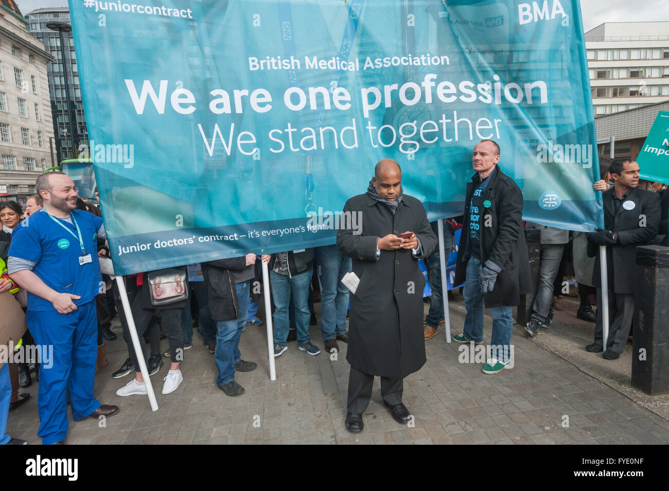 London, UK. 26. April 2016.  Johann Malawana Stuhl von Junior Ärzte Committee (JDC) steht vor der BMA-Banner, wie Ärzte und Lehrer bereiten Sie gemeinsam von St Thomas' Hospital, Downing St in einem gemeinsamen Marsch marschieren und Rallye von der Mutter und BMA nach dem ersten Tag der zweitägigen Streik von Junion Ärzten organisiert.  Peter Marshall/Alamy Live-Nachrichten Stockfoto