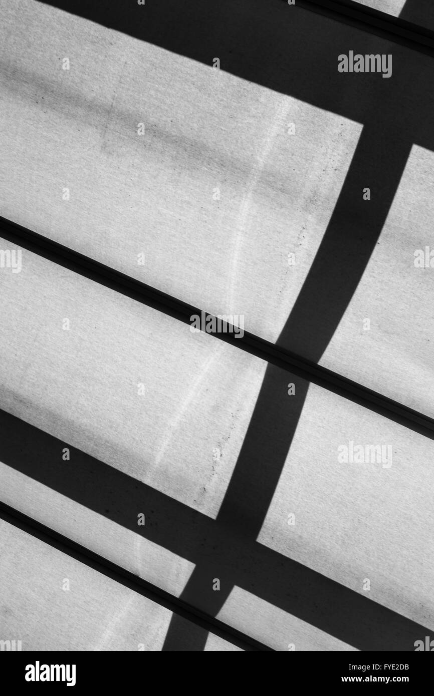 Abstrakte Komposition mit industriellen Elementen in Grautönen Stockfoto