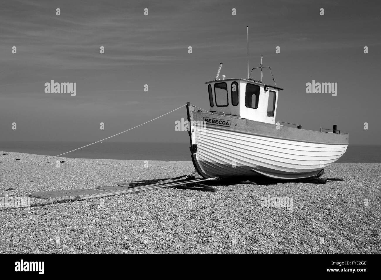 Ein Fischerboot auf dem Kiesstrand bei Dungeness nahe Lydd in Kent Stockfoto