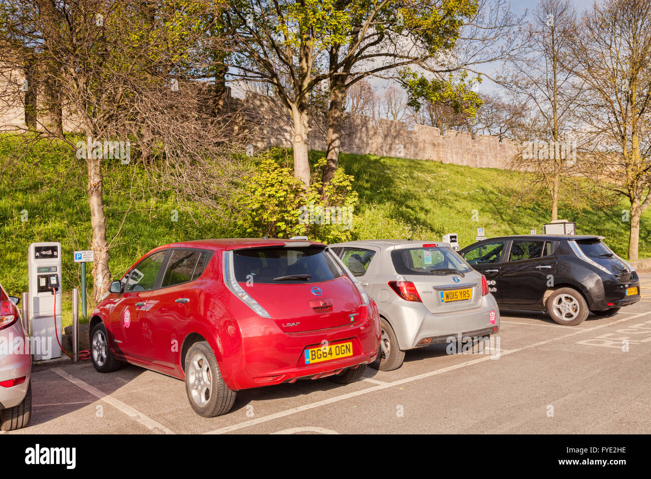 Elektro-Autos aufgeladen werden unterhalb der Stadtmauern von York, North Yorkshire, England, UK Stockfoto