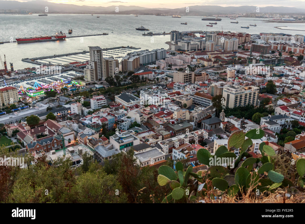 Offshore-Hauptstadt Gibraltar, Abend-Blick vom Felsen von Gibraltar Stockfoto