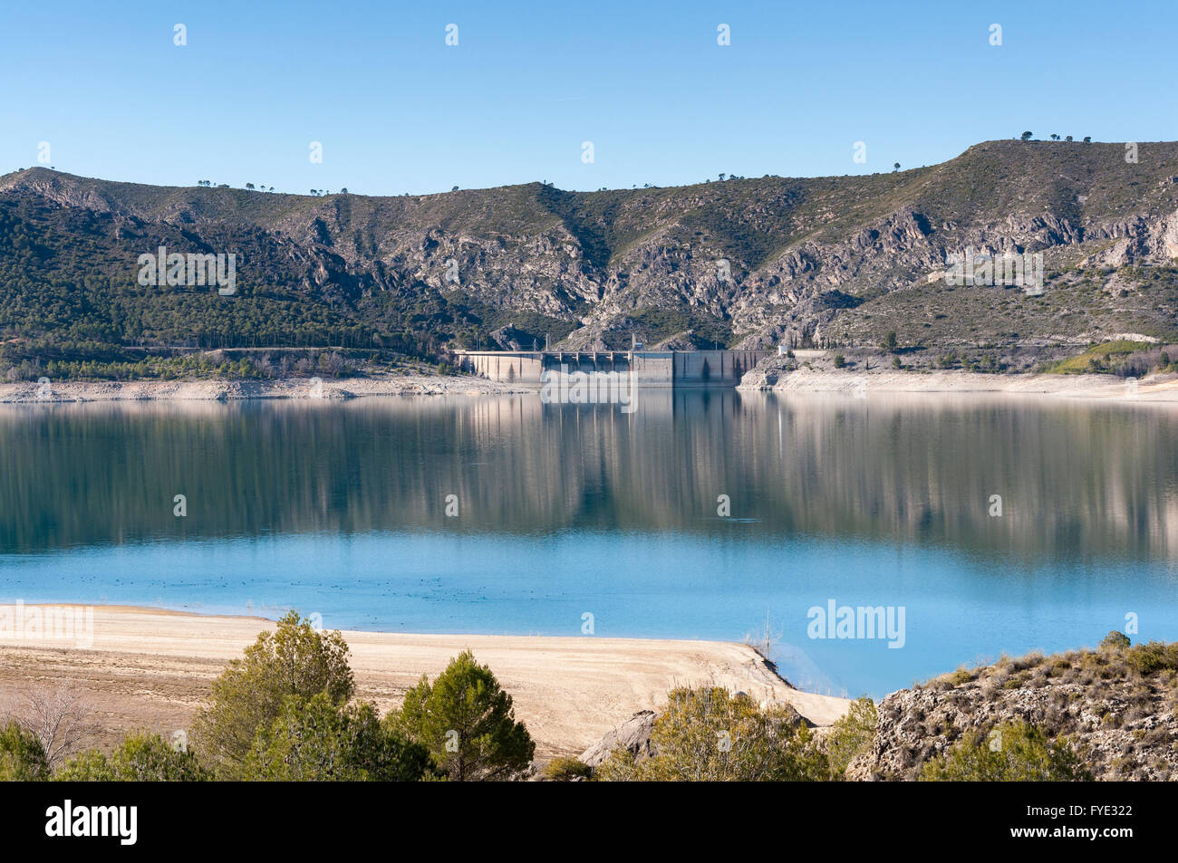 Ansichten von Buendia Reservoir in den oberen Wassern des Flusses Tajo, Cuenca, Castilla La Mancha, Spanien Stockfoto