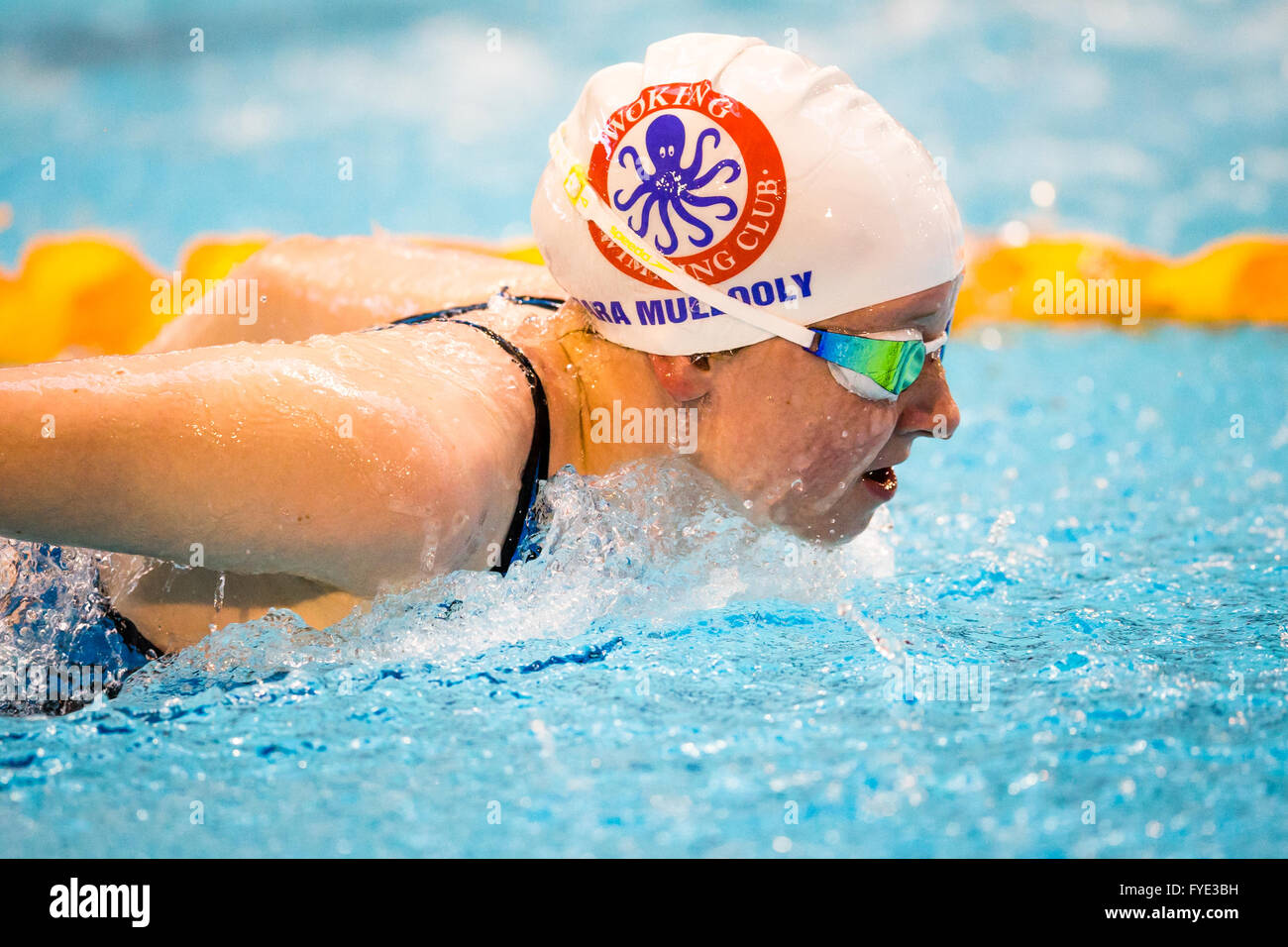 GLASGOW, UK: 25. April 2016 Zara Mullooly konkurriert bei den Para-schwimmen-Prozessen. Stockfoto