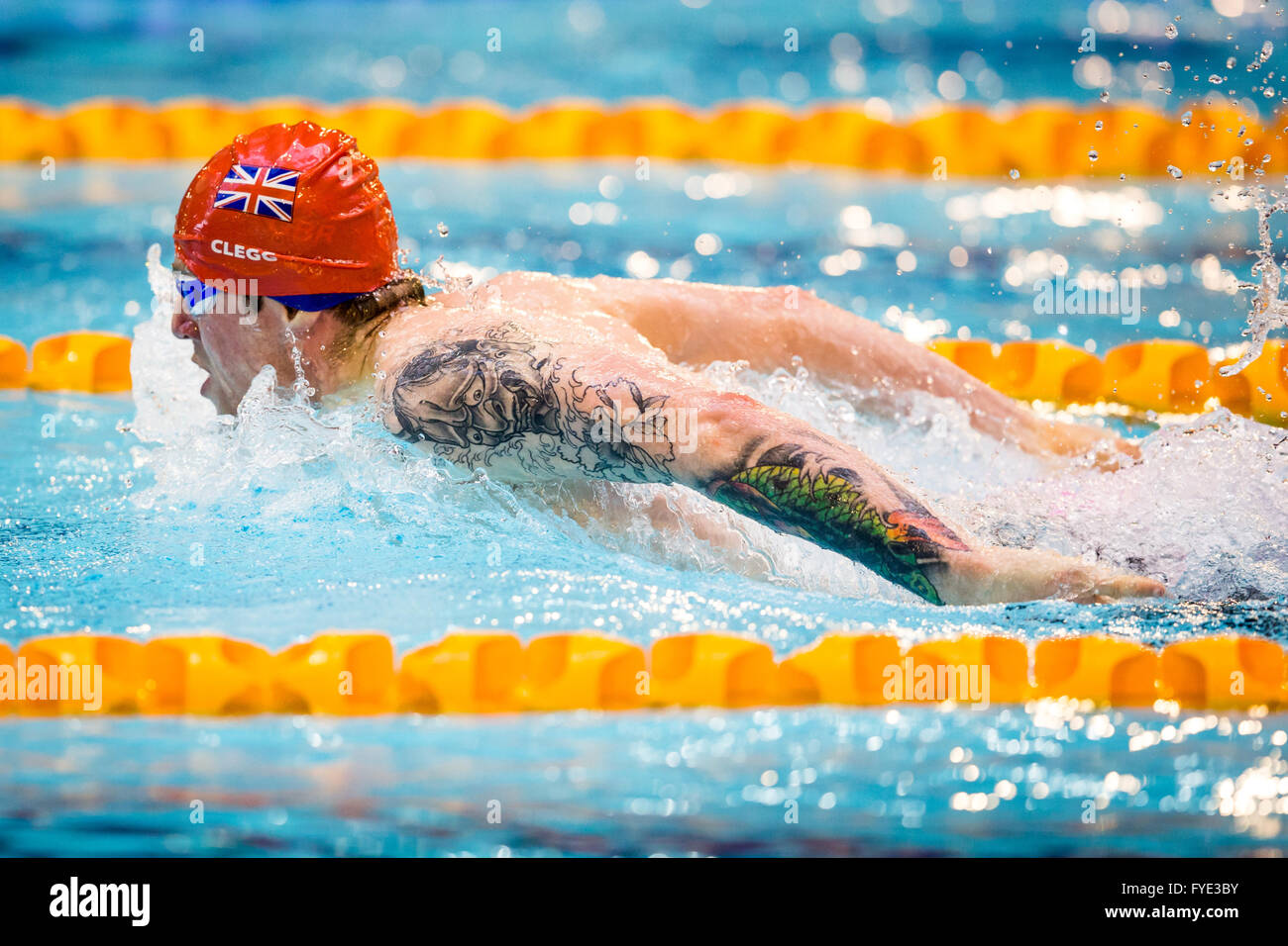 GLASGOW, UK: 25. April 2016 konkurriert James Clegg bei den Para-schwimmen-Prozessen. Stockfoto