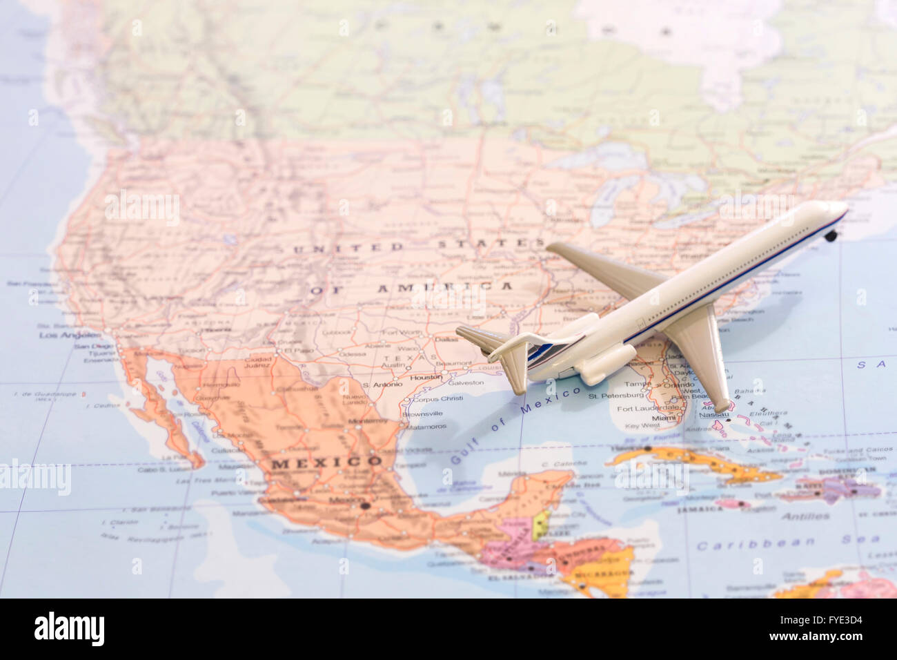 Miniatur eines Passagierflugzeuges Einnahme von der Landkarte der Vereinigten Staaten von Amerika nach Osten fliegen. Konzeptbild für Tourismus und t Stockfoto