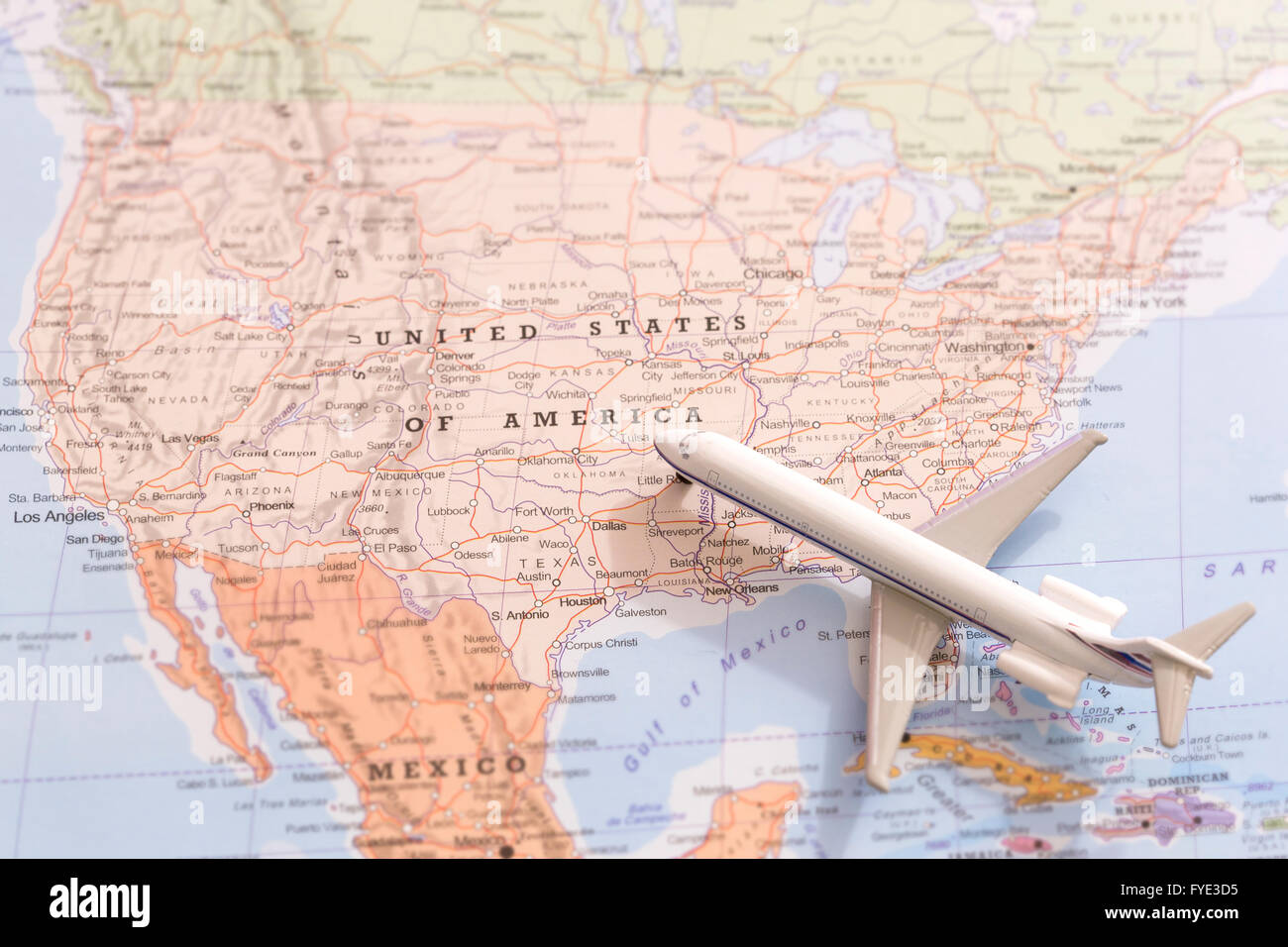 Miniatur mit einem Passagierflugzeug fliegen auf der Karte der Vereinigten Staaten von Amerika aus Süd-Ost. Konzeptbild für Reisen und Stockfoto