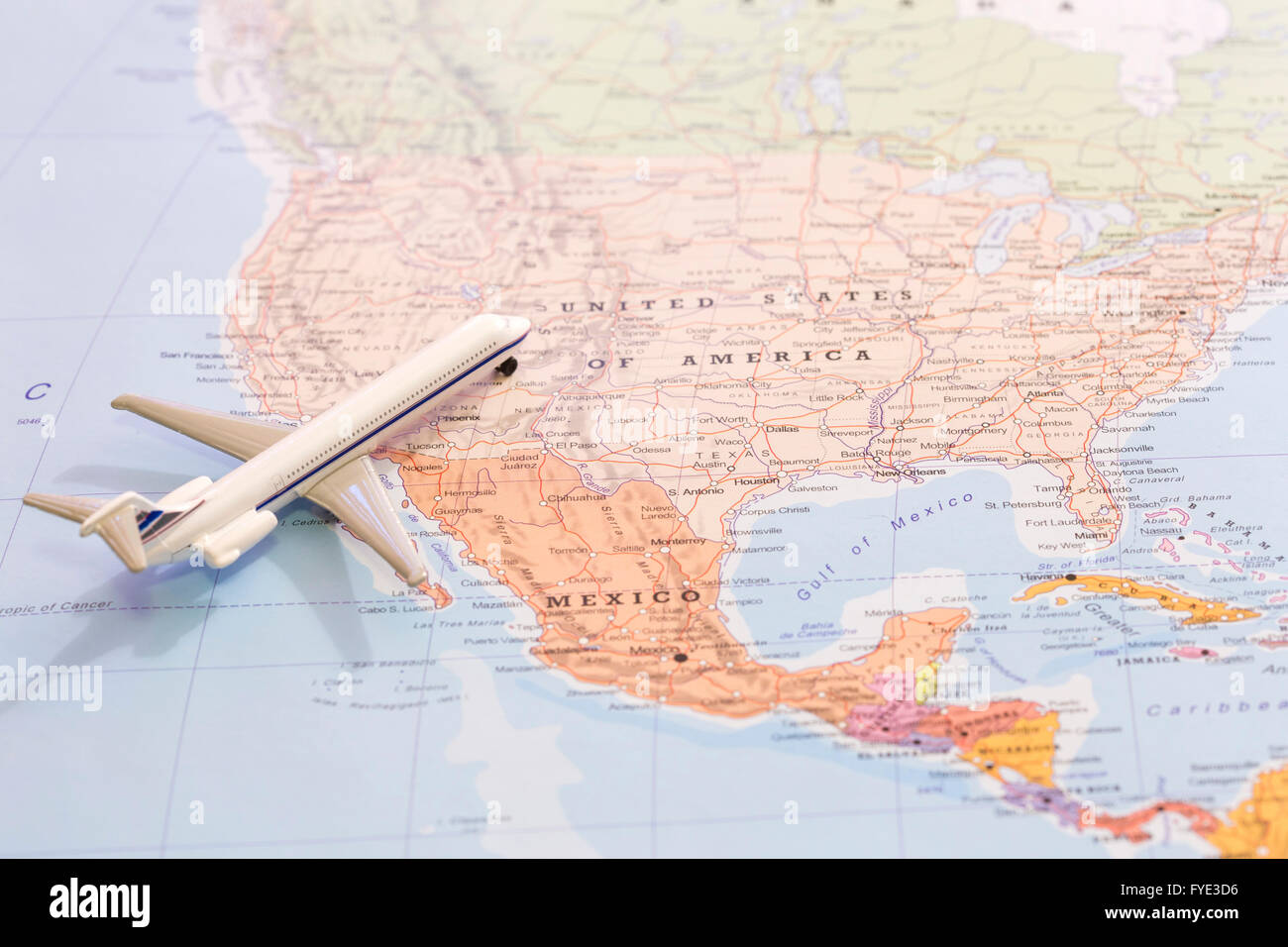 Miniatur mit einem Passagierflugzeug fliegen auf der Karte der Vereinigten Staaten von Amerika aus Süd-West. Konzeptbild für Reisen und Stockfoto