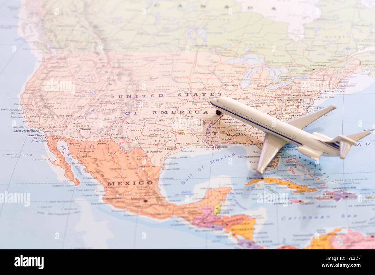 Miniatur eines Passagier-Flugzeug fliegen auf der Karte der Vereinigten Staaten von Amerika aus Süd-Ost. Konzeptbild für Tourismus und t Stockfoto