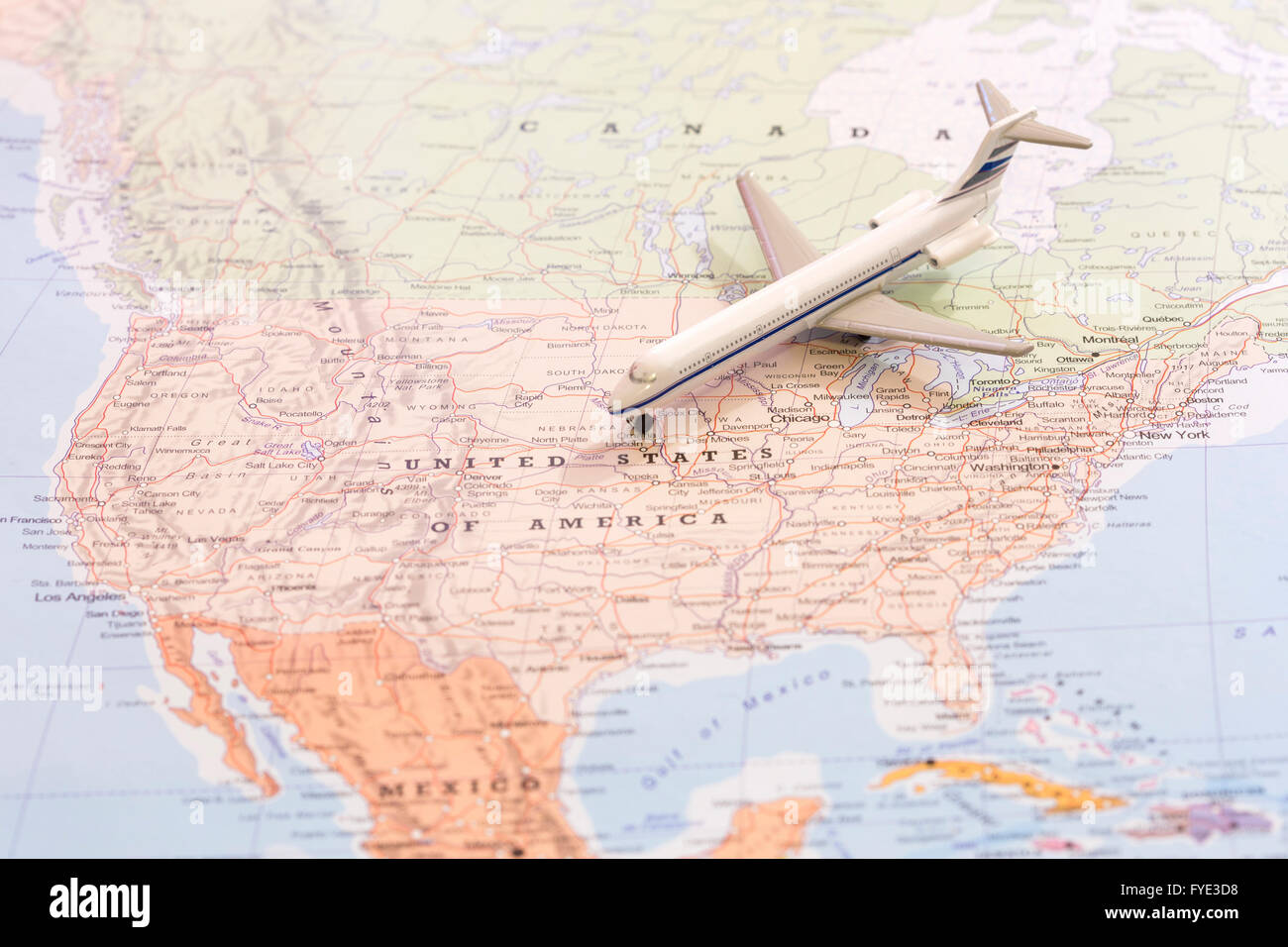 Miniatur mit einem Passagierflugzeug fliegen auf der Karte der Vereinigten Staaten von Amerika von Nord-Ost. Konzeptbild für Reisen und Stockfoto