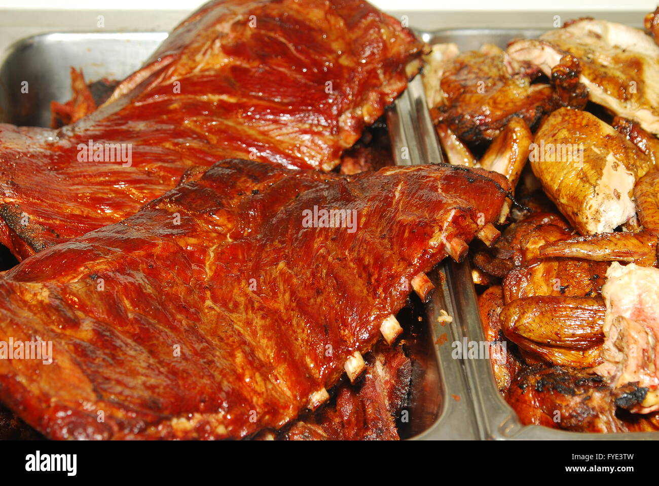 BBQ Ribs und Huhn in einem Büffet Stockfoto