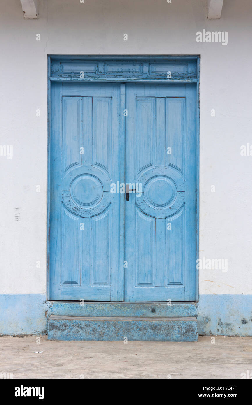 Alte Holztür gemalt in blau in einem amazonischen Dorf in Brasilien  Stockfotografie - Alamy